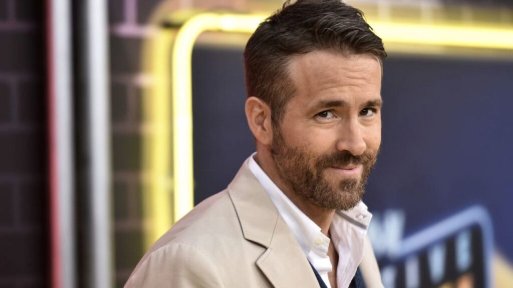 Ryan Reynolds jokes about wanting to play James Bond