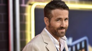 Ryan Reynolds jokes about wanting to play James Bond